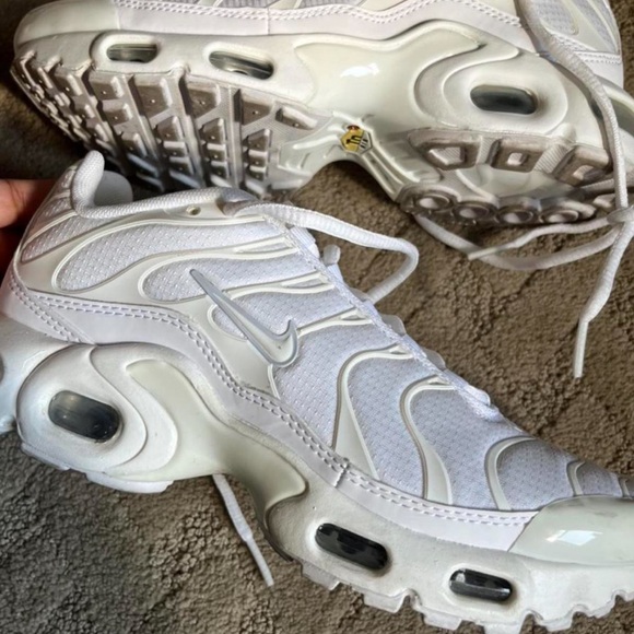 Nike Air Max Plus Older Kids' Shoe in White - Picture 2 of 4